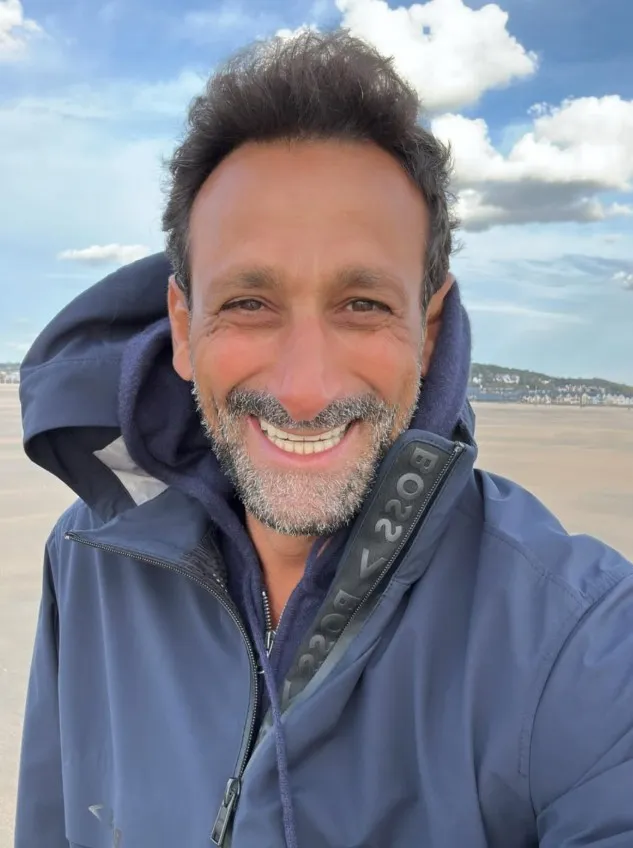 Samy, fondateur d'Innov Normandie Concept, sur la plage de Deauville