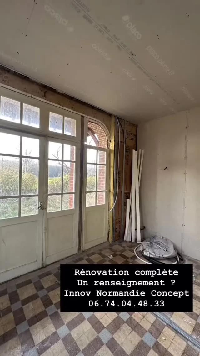 Maison ancienne en cours de rénovation, murs déposés et menuiseries d’origine