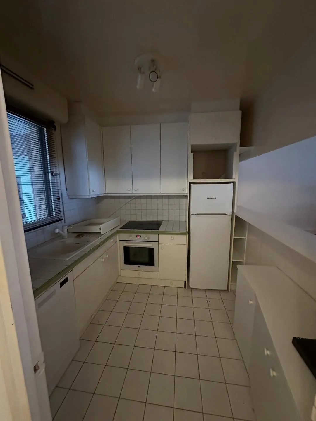 Cuisine d’origine avant remplacement complet, duplex de la Marina à Deauville