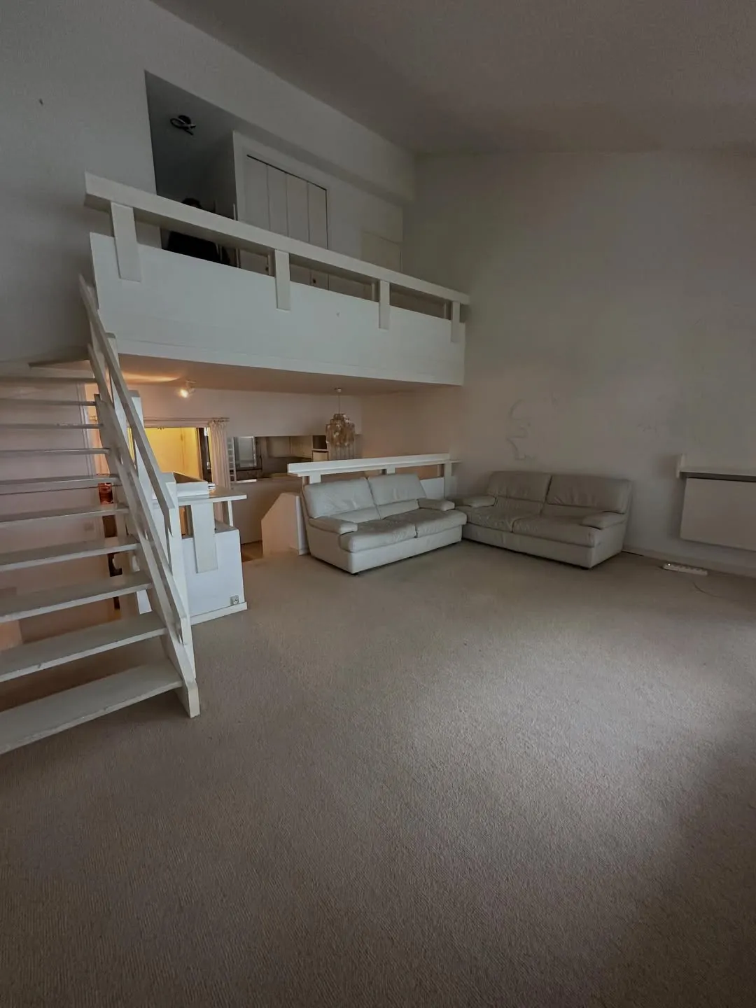 Séjour en double hauteur avant travaux, duplex de la Marina à Deauville