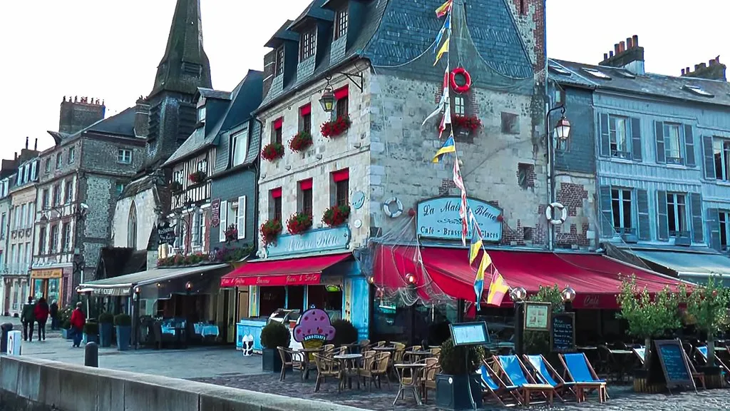 Façades à colombages et essentage d’ardoise sur le quai de Honfleur