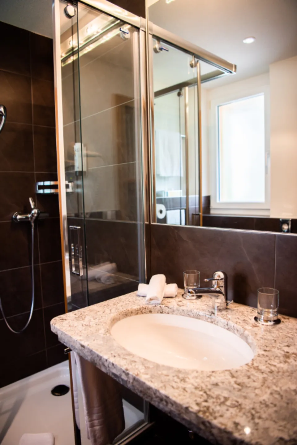 Salle de bain moderne avec douche vitrée, photo d'illustration
