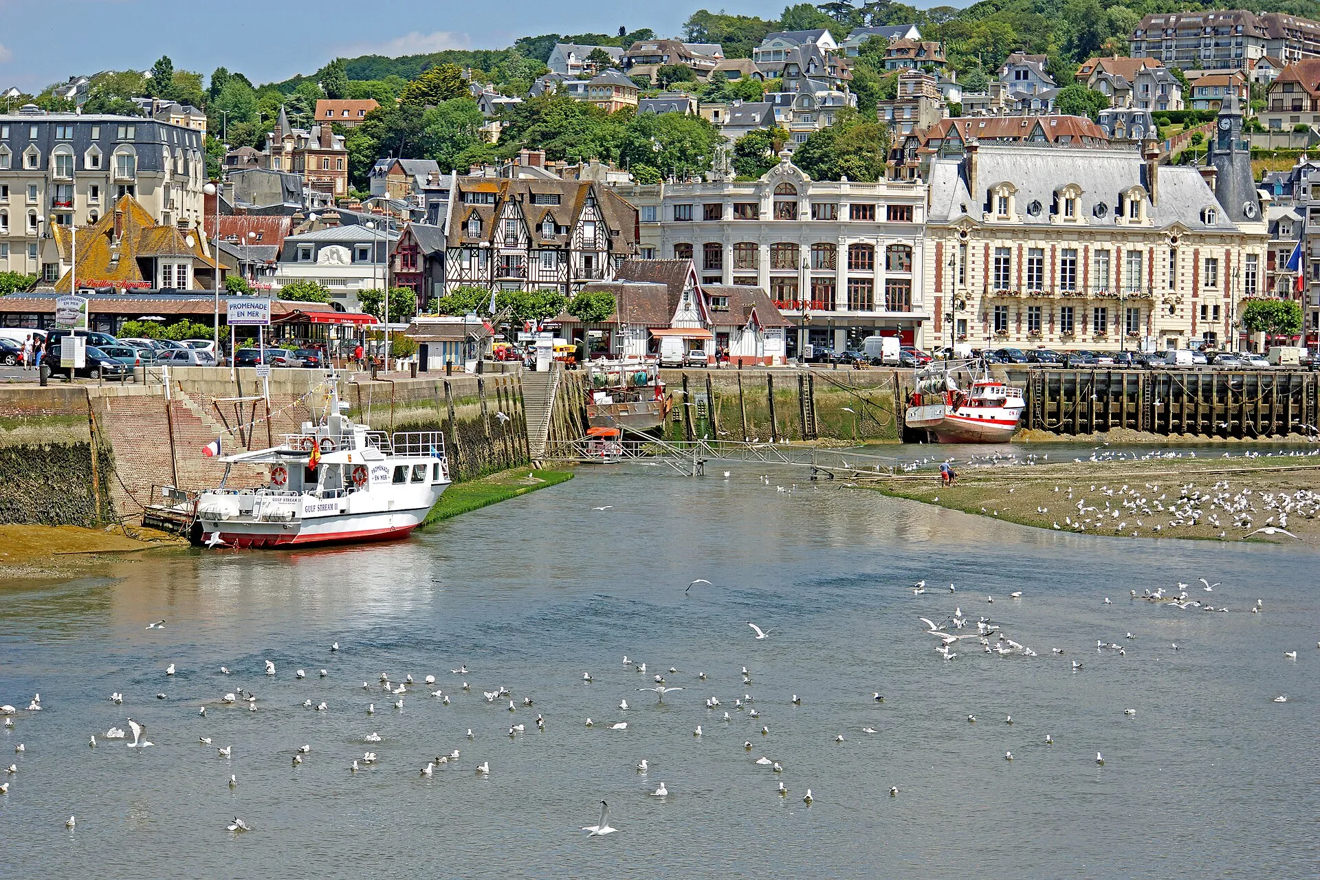 Le port de Trouville-sur-Mer et ses façades sur la Touques